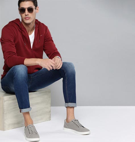 Men Maroon Solid Hooded Sweatshirt